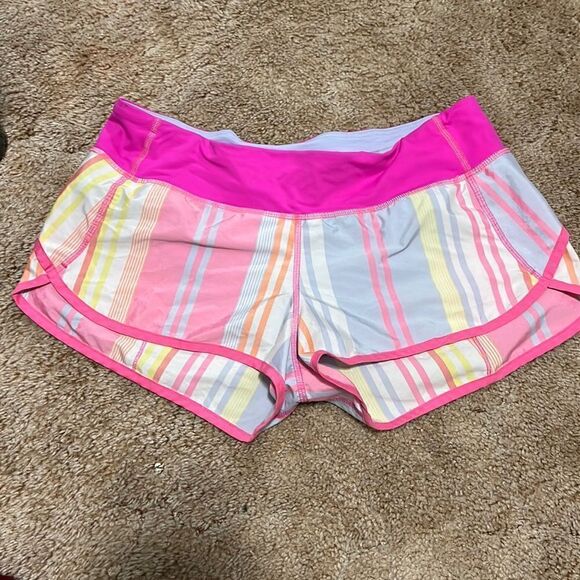 - Size 8 Lululemon groovy Stripe Speed Shorts - Picture 1 of 2